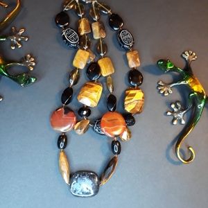 Stylish necklace with large semi-precious stones